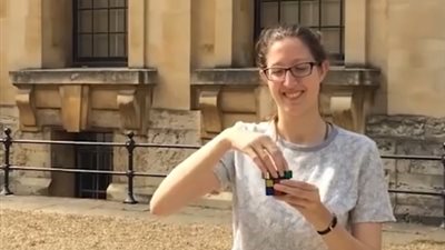 فتاة تستخدم سكان 11 دولة لحل مكعب روبيك (فيديو)