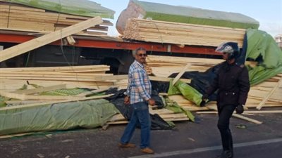 توقف المرور بسبب انقلاب سيارة محملة بالأخشاب بالعجمي في الإسكندرية (صور)