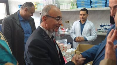 محافظ الشرقية ورئيس جامعة الزقازيق يتفقدان القافلة الشاملة بالزرزمون