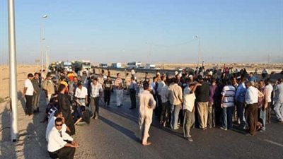 إخوان الشرقية يقطعون الطريق العام أمام موقف المنصورة