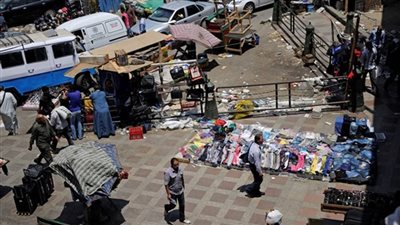 مباحث الأزبكية تلقي القبض على باعة جائلين بـ