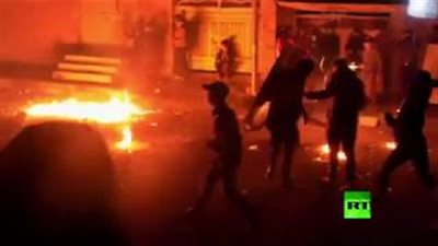 تراشق بالحجارة بين المتظاهرين والشرطة في العراق (فيديو)