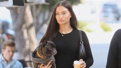 عارضة أزياء عالمية تثير التساؤلات بدخولها في علاقة جديدة