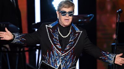 إلتون جون يفاجئ الأطفال في سيدني بشكل مميز (فيديو)