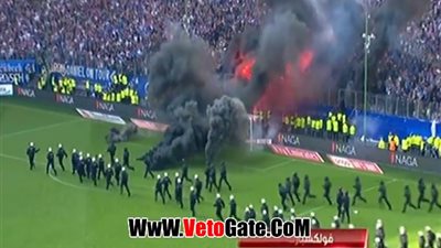 جماهير «هامبورج» تشعل النيران في الملعب بعد هبوط فريقهم (فيديو)