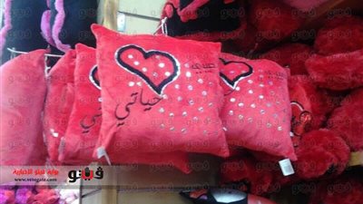 بالصور .. محاكمة مرسي تضرب سوق هدايا 