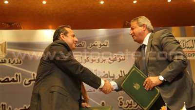 بالصور.. «عبدالعزيز» يوقع بروتوكولًا لتقديم خدمات مصرفية بالهيئات الشبابية