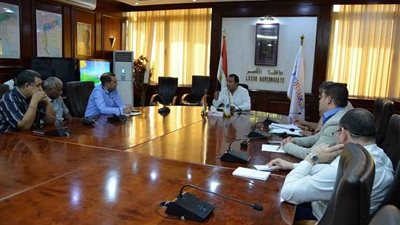 محافظ الأقصر يبحث مع مسئولى الصحة سبل الارتقاء بالمنظومة الطبية