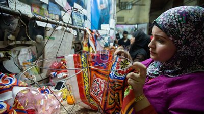 «فانوس الخيامية».. عندما تعانق دقة الإبداع روعة التنفيذ (صور)