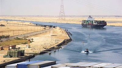 دراسة إيطالية تكشف تفاصيل هامة عن قناة السويس الجديدة: إنجاز ضخم ومشروع إستراتيجي.. تسمح بمرور سفن شحن عملاقة.. تعزز التنافسية وتؤثر في حركة الملاحة البحرية العالمية.. وتوفر فرص عمل هائلة للشباب