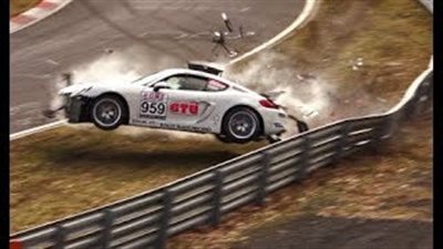 بورش تختبر نظام الأمان بالاصطدام بسور حلبة (فيديو)