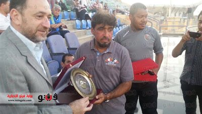 بالصور.. المصري يتبادل الدروع مع مسئولي المنتخب العماني