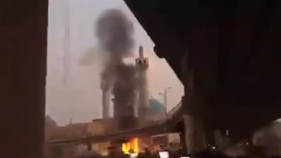 المحتجون بالعراق يحرقون مدخل ضريح بمدينة النجف (فيديو)