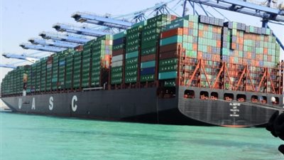 إنقاذ سفينة حاويات عملاقة في الممر الملاحي بميناء دمياط