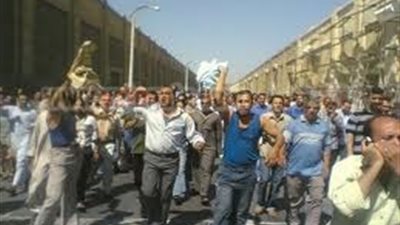 عمال  غزل المحلة يتظاهرون ضد الأخونة أمام 