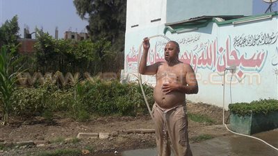 بالصور.. مواطنو الغربية يلجئون إلى خراطيم المياه عقب انقطاع الكهرباء