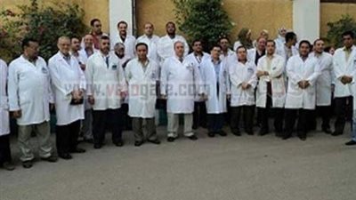 الأطباء والعاملون بقصر العيني يدخلون إضرابا مفتوحا عن العمل