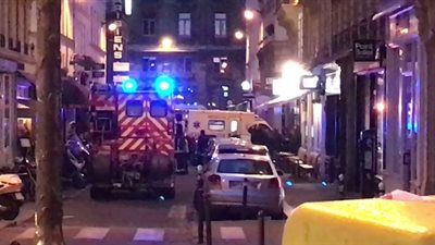 اللقطات الأولى من موقع الهجوم بسكين في باريس (فيديو)