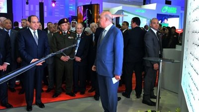 السيسي يتفقد أجنحة معرض القاهرة الدولي للاتصالات ويستمع لشرح تفصيلي