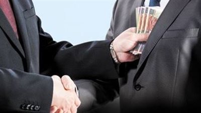 ضبط مفتش تموين تقاضى رشوة في سوهاج لإنهاء تراخيص مخبزين