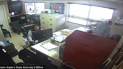 شرطي يضرب ابنته بوحشية لعدم احترامها معلمتها (فيديو وصور)