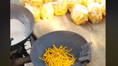 رجل يسوي البطاطس في ثوان باستخدام الرمال (فيديو)