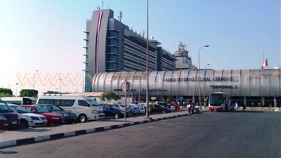 بالصور.. صالات مطار القاهرة تتزين بعلم مصر استعدادا لحفل القناة