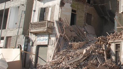 إصابة شخصين في انهيار جزئي بعقار بـ«المطرية»