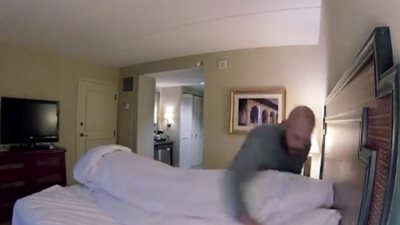 رد فعل عاملة فندق عثرت على جثة بغرفة (فيديو)