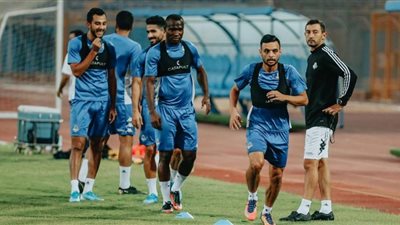 فاروق وأنطوي يقودان هجوم بيراميدز بمواجهة إينوجو في الكونفدرالية