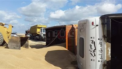 انقلاب سيارة محملة بـ 40 طن قمح في المنيا