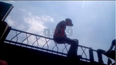 طلاب الإعدادية بحلوان يتسلقون أسوار مدرسة ما بين الامتحانات (صور)