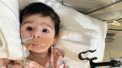 بعد استغاثة والديه... طائرة مجهزة طبيا لنقل الطفل سليم لعلاجه بمصر.. ومستشفى الطفل تستقبله مساء اليوم