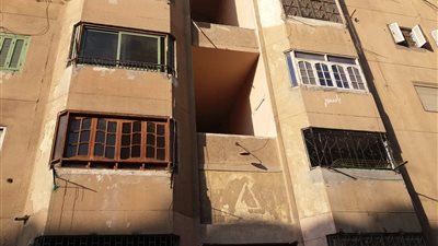 اللقطات الأولى لمنزل الشاب المنتحر من أعلى برج القاهرة.. وأسرار يرويها الجيران