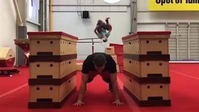 ثنائي يمارسان مهارات الأكروبات بطريقة مبتكرة (فيديو)