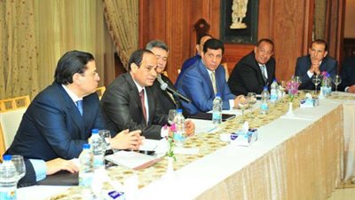 معركة الرئيس و«ديناصورات البيزنس».. لوبى رجال الأعمال يبدأ مخطط «محاصرة السيسي» بـ«الشرعية البرلمانية».. الرئيس غير راض عن تبرعات صندوق 