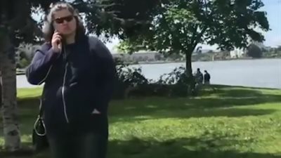 امرأة تهاجم عائلة لإقامتها حفل شواء في الهواء الطلق (فيديو)