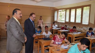 محافظ بني سويف يتفقد سير الامتحانات بالشهادة الإعدادية (صور)