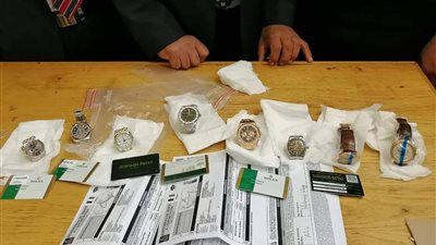 ضبط راكب حاول تهريب ساعات رولكس في مطار القاهرة (صور)