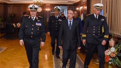 قائد القوات البحرية يهنئ محافظ الإسكندرية لتوليه مهام منصبه