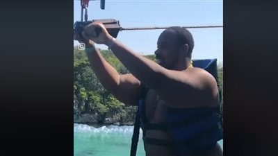 موقف محرج لرجل حاول التزحلق معلقا أعلى نهر (فيديو)