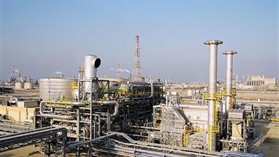 دوريات أمنية وبوابات حديدية لحماية مصانع العاشر