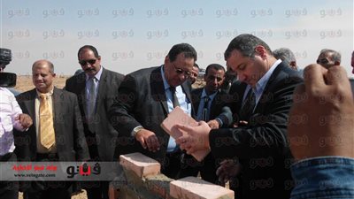 بالفيديو والصور.. مدير هيئة البريد المصرية يضع حجر الأساس لأراضي العاملين بالوادى الجديد
