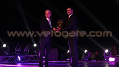 بالصور.. محافظ الجيزة يهدي درع المحافظة لـ«نسمة عبد العزيز» باحتفالية القناة