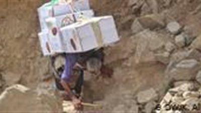 الحرب المدمرة في اليمن تدفع كبار السن للأرصفة والعمل الشاق