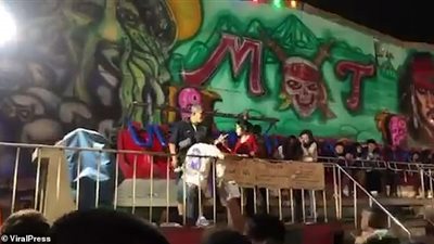 لقطات مرعبة للعبة ملاهي تقذف 6 أشخاص في الهواء (فيديو وصور)