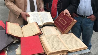 ضبط محاولة تهريب مخطوطات أثرية للسعودية بمطار القاهرة (صور)