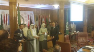 تكريم أمير الكويت عن دوره الإقليمي والدولي بالجامعة العربية (صور)