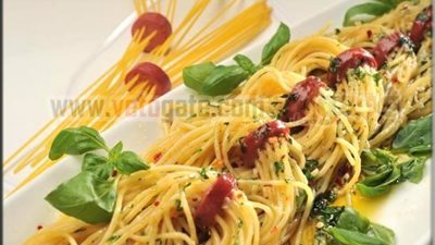 اسباجيتى بصلصة الثوم والبقدونس
