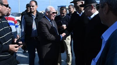 محافظ بورسعيد يتابع سير العمل بمنفذ الجميل (صور)